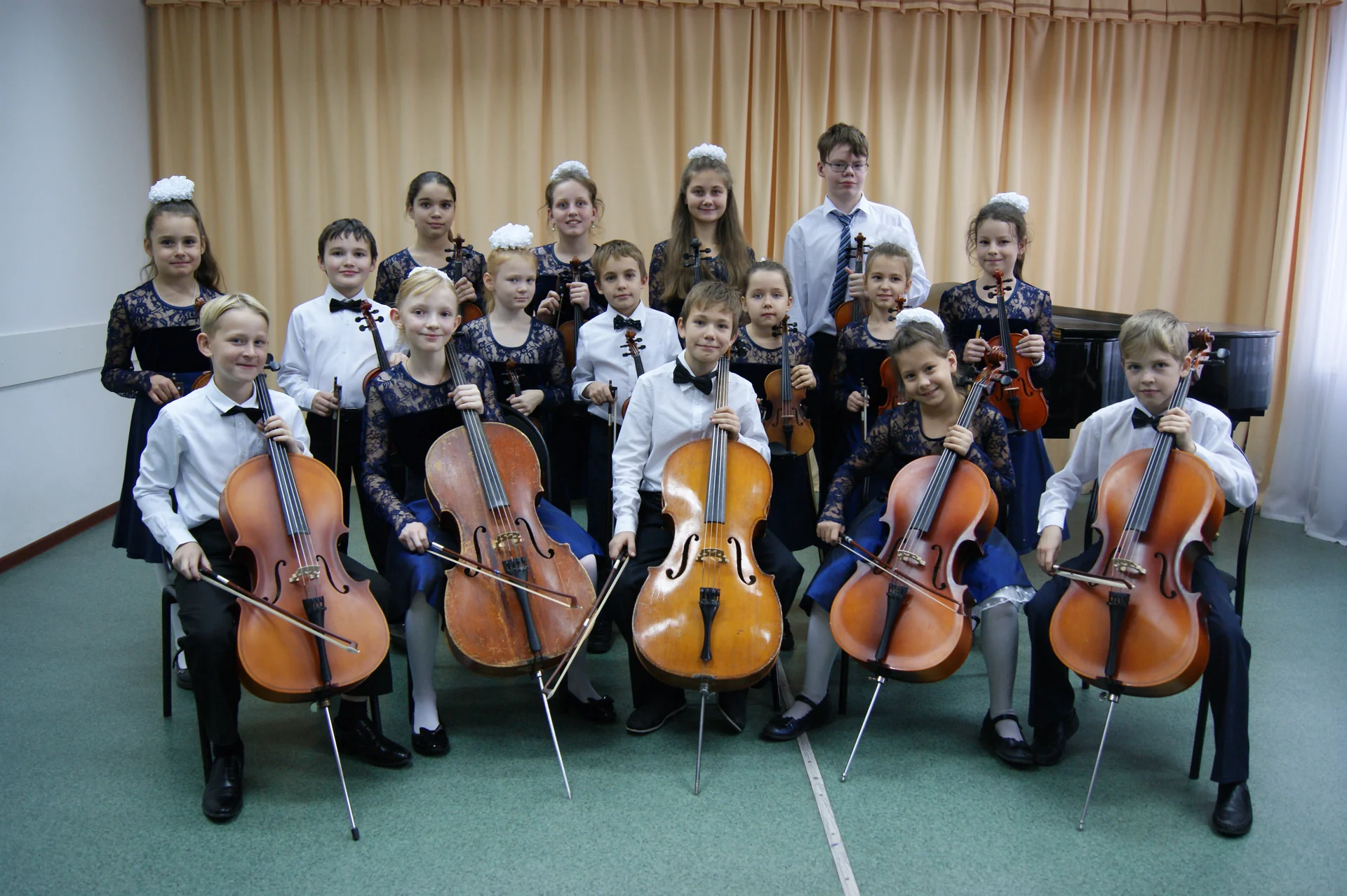 Junges Streicherensemble mit Violinen und Violoncelli